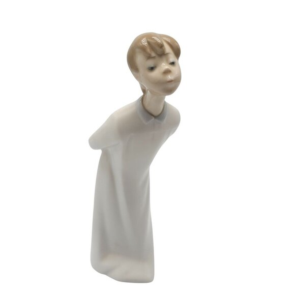 Lladró Handcrafted Porcelain Figurine Bowing Kissing Boy Spain Collectible 4869 - Picture 1 of 8